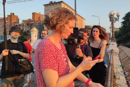 L'interprete del cortometraggio "Il grande amore di Lucia" e la troupe durante le riprese - Immagine